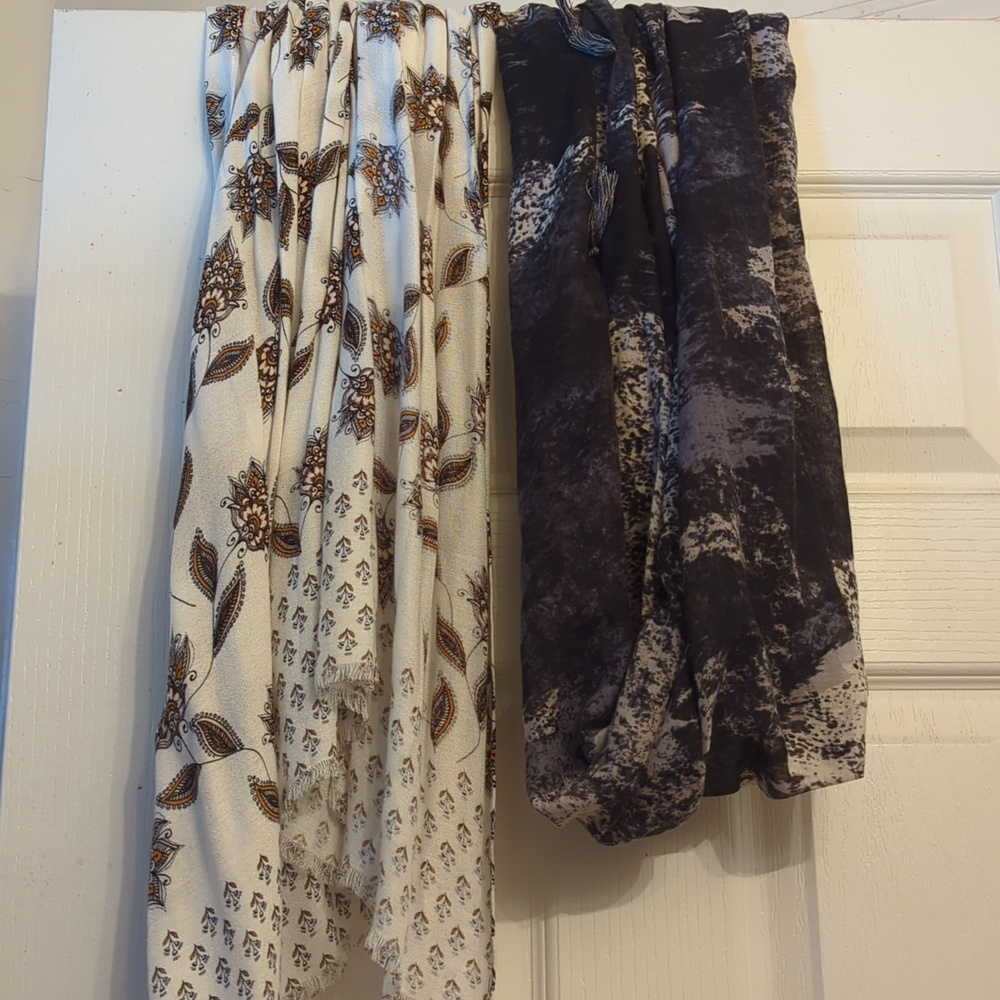 2 Scarves EUC